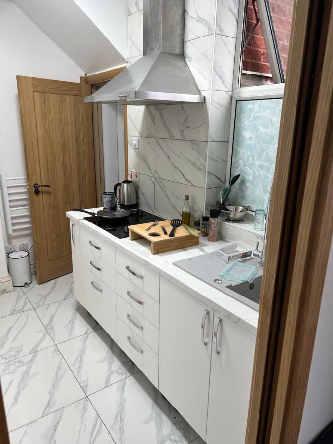 New Flat, Own Bathroom, Sitting Room & Large Bedroom - Walsall Bescot Buitenkant foto